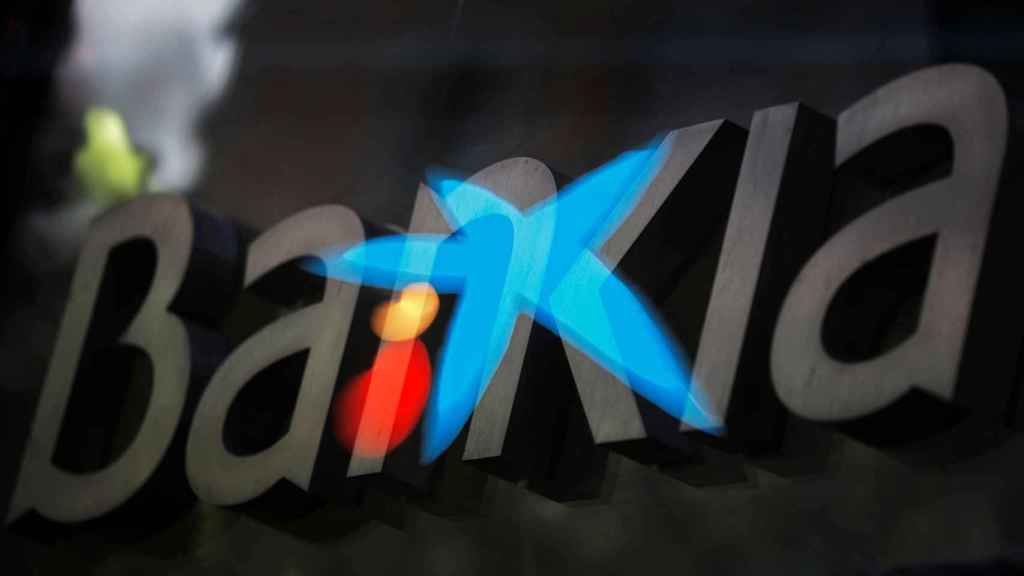 Logos de Caixabank y Bankia.