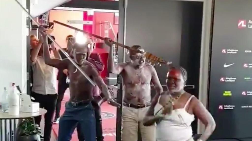 La danza sudanesa de los padres de Pione Sisto