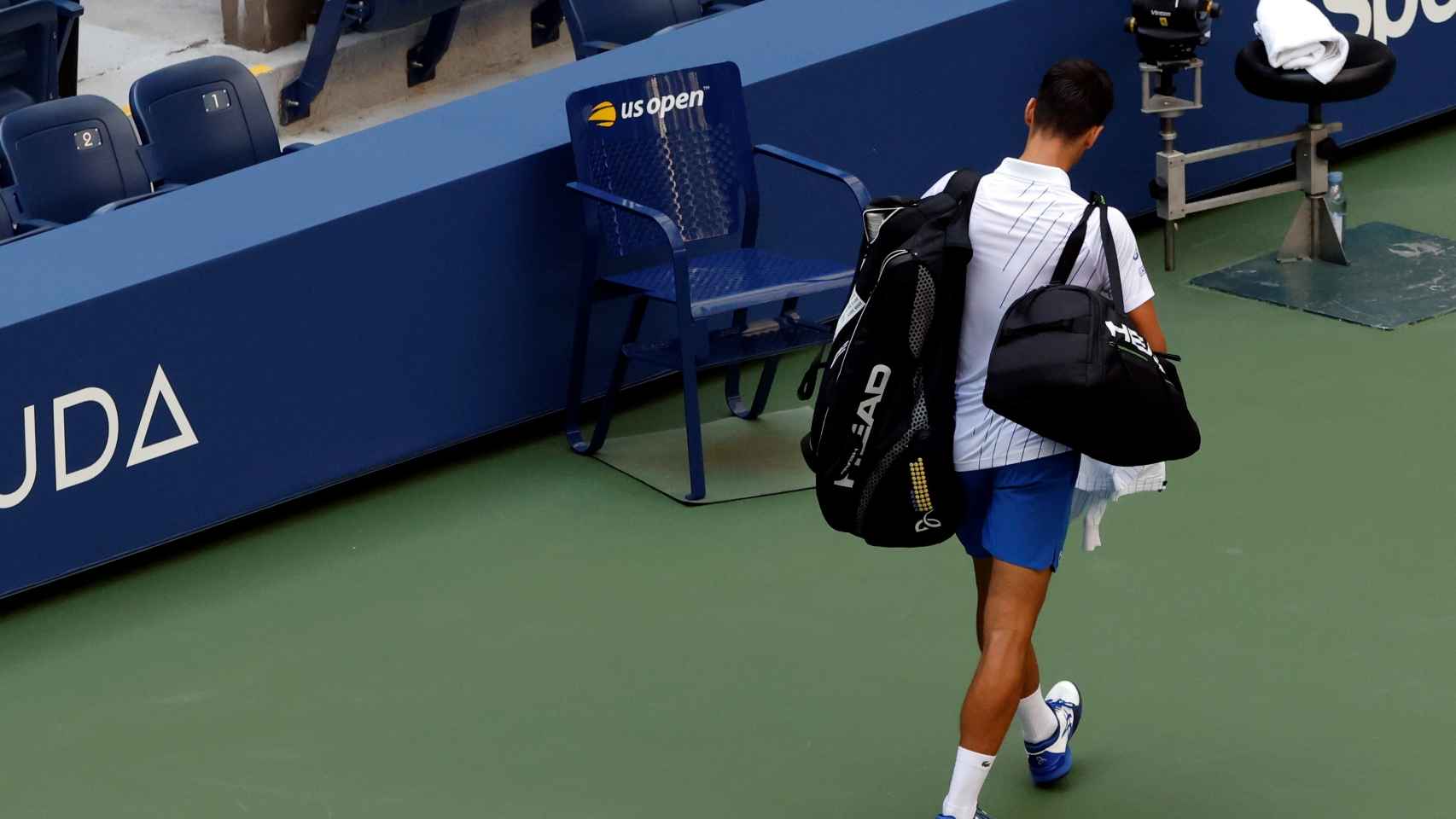 Djokovic se marcha de la Arthur Ashe tras ser descalificado del US Open.