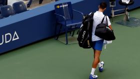 Djokovic se marcha de la Arthur Ashe tras ser descalificado del US Open.