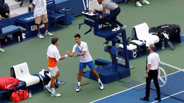 Djokovic se saluda con Carreño tras ser descalificado del US Open.