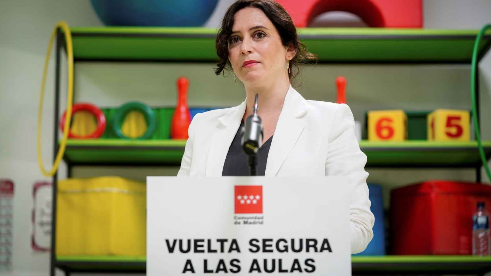 La presidenta de la Comunidad de Madrid, Isabel Díaz Ayuso, comparece en un colegio.