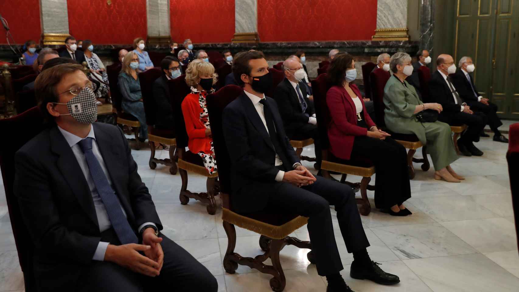 Pablo Casado (c), junto a Martínez Almeida (i) y Díaz Ayuso (3d), entre otros, en la inauguración del año judicial.