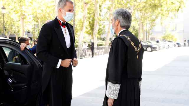 El rey Felipe VI es recibido por el presidente del Consejo General del Poder Judicial (CGPJ), Carlos Lesmes (d), antes de inaugurar el año judicial.