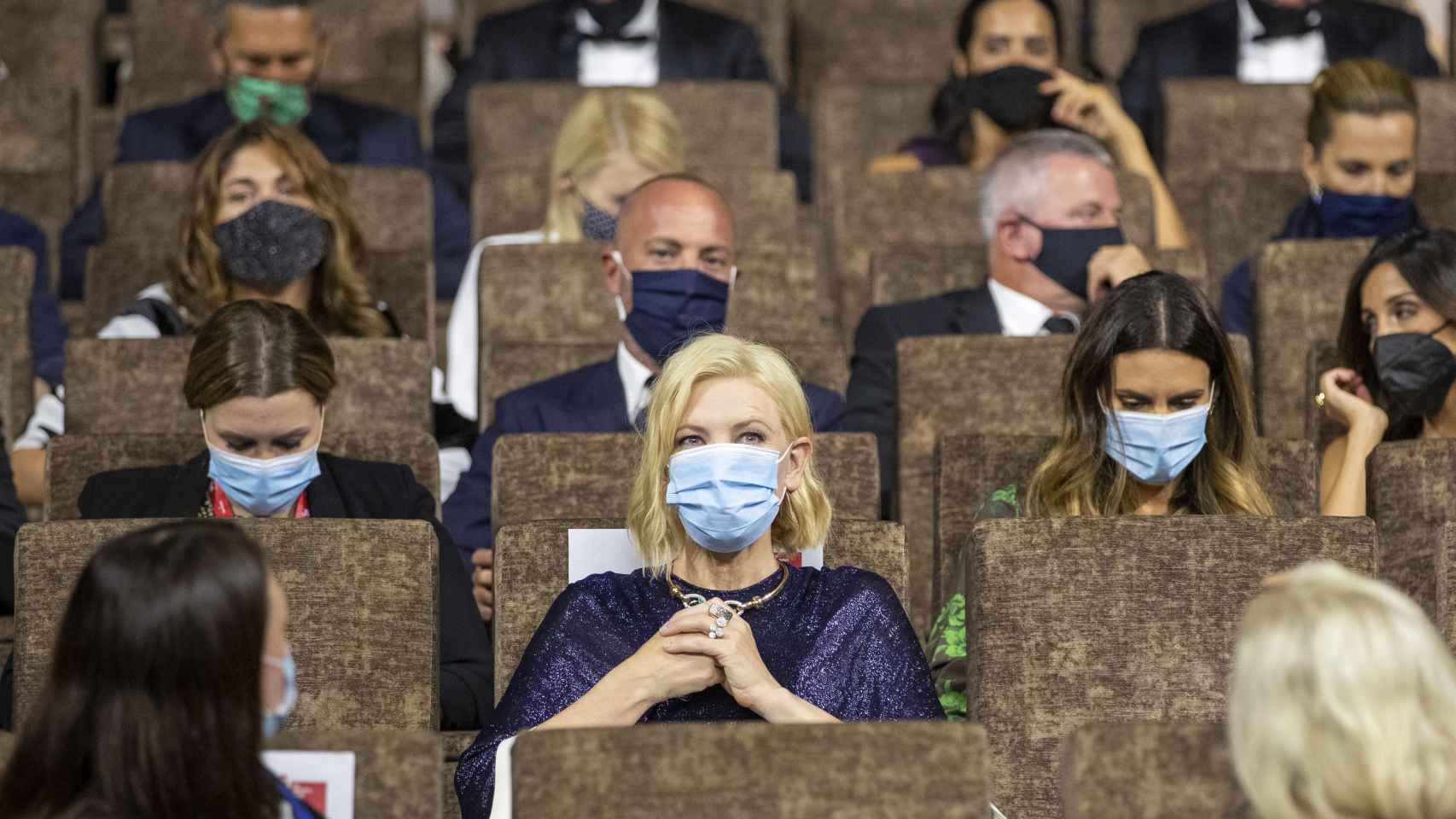 Cate Blanchett, presidenta del jurado, con su mascarilla en una sala a mitad de aforo.