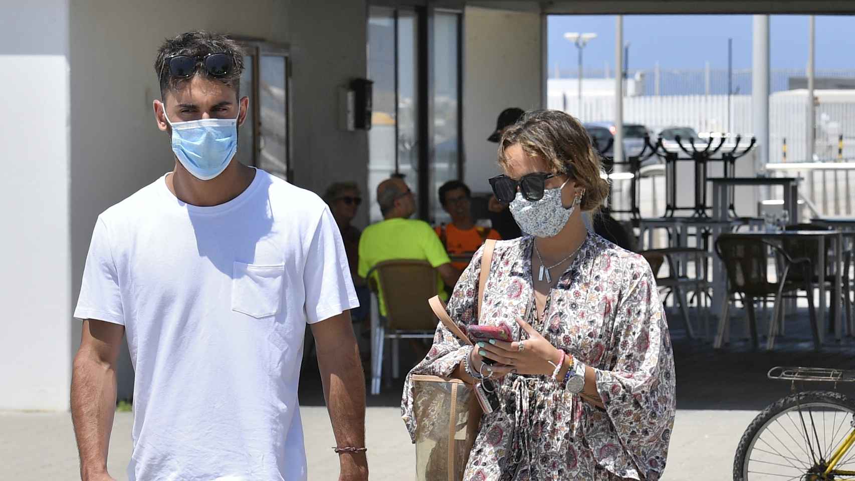 Gloria Camila y su pareja paseando por las calles de Chipiona.