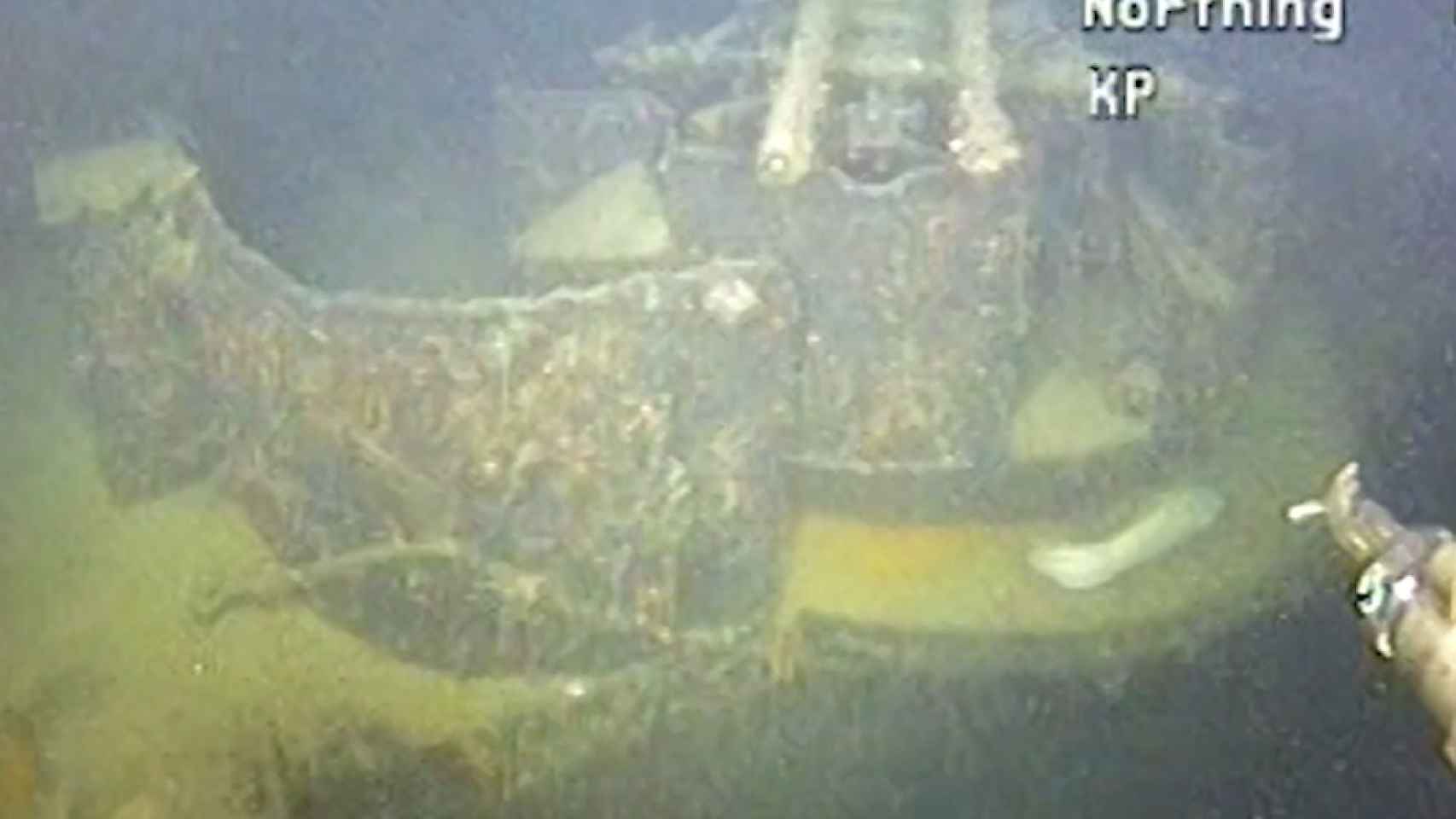 Fotografía del barco destruido en la costa noruega por los británicos.