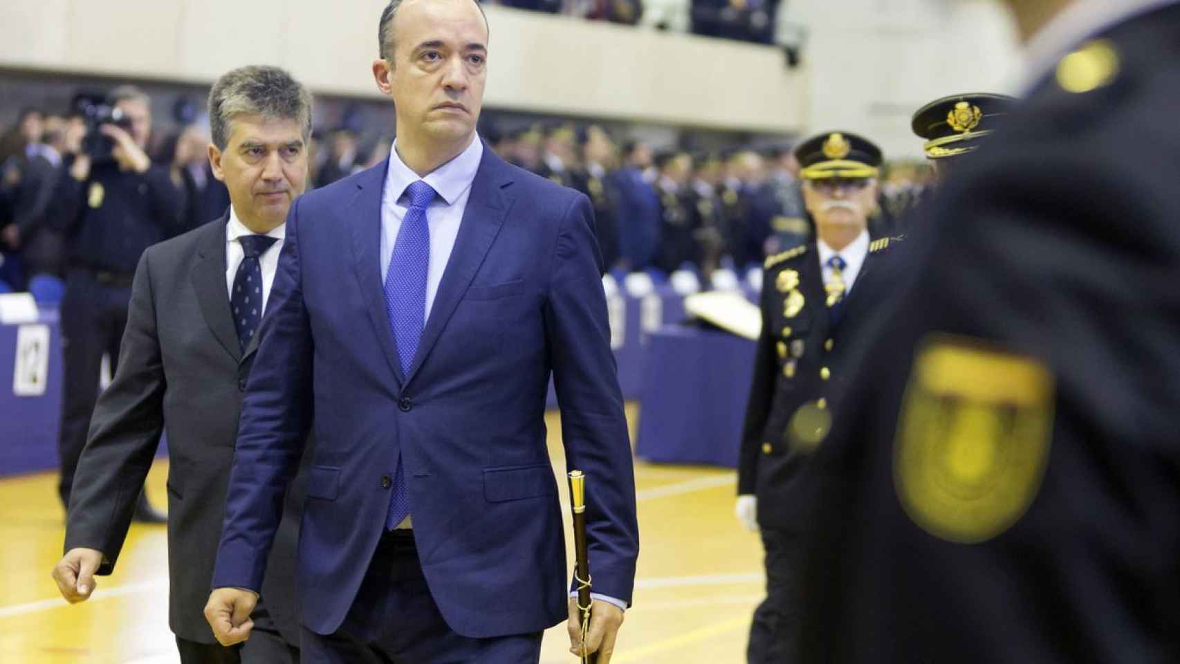 El ex secretario de Estado de Seguridad, Francisco Martínez, pasando revista a la Policía.