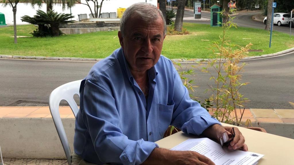 Jorge Molina con la sentencia del Tribunal Supremo