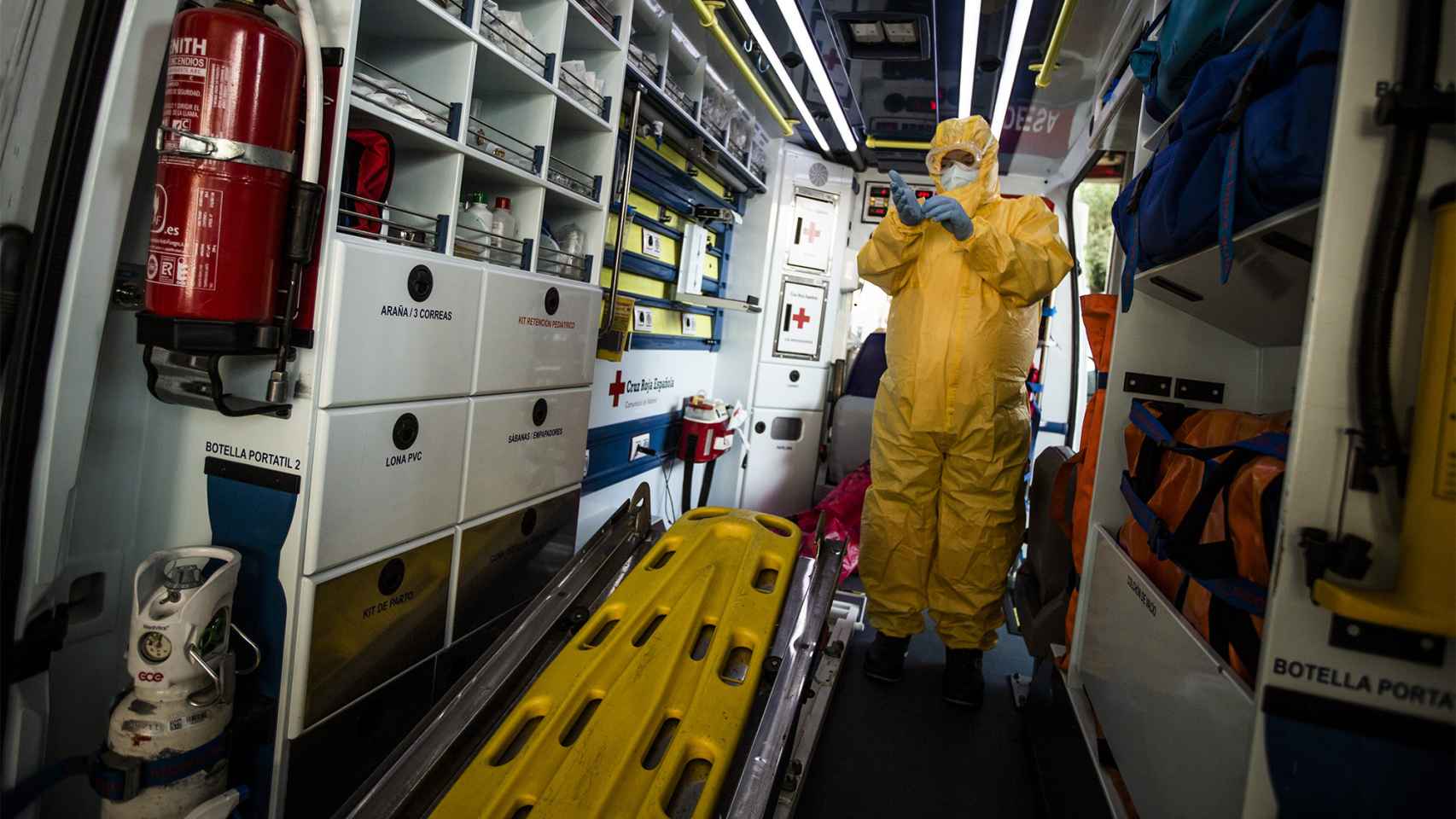 Un hombre desinfecta su ambulancia en el Hospital de Móstoles.