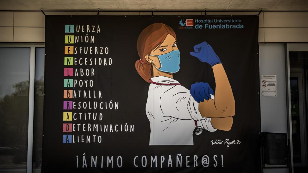 Mensaje de ánimo que cuelga de la fachada del Hospital de Fuenlabrada.