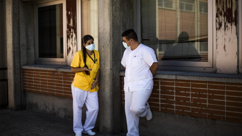 Dos sanitarios, en un descanso, en el Severo Ochoa.
