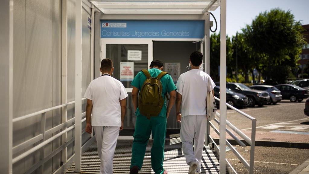 Enfermeros entrando en el módulo para Covid instalado en el parking del 12 de Octubre.