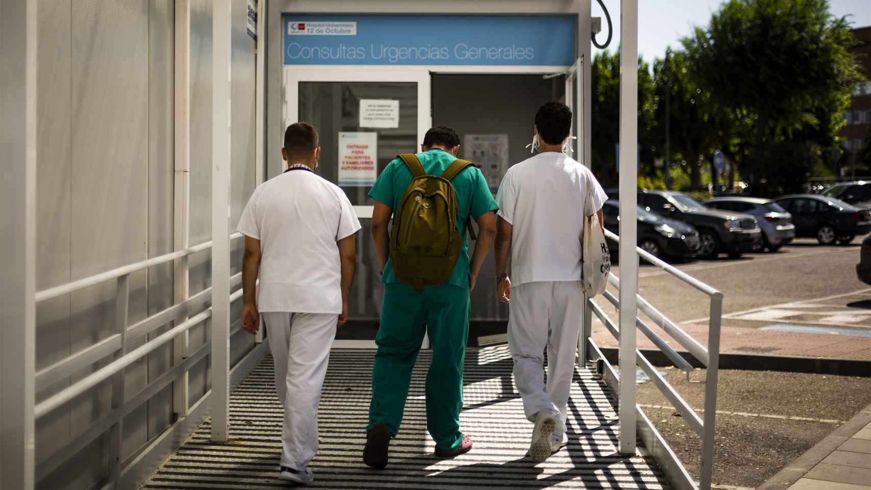 Enfermeros entrando en el módulo para Covid instalado en el parking del 12 de Octubre.
