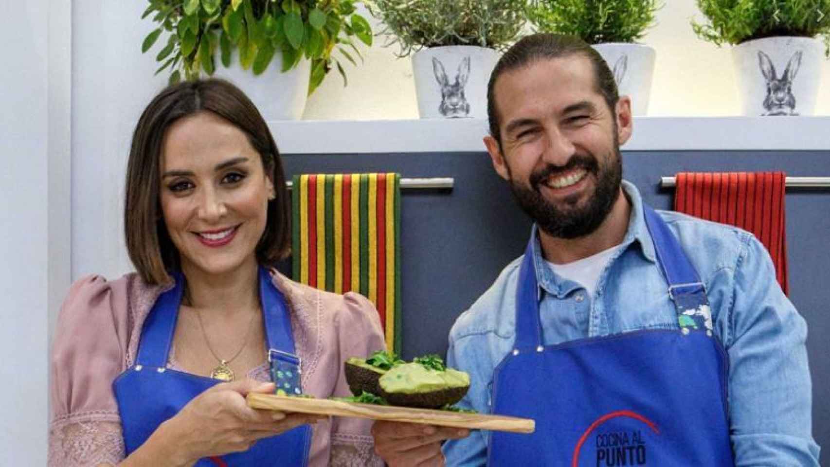 Tamara Falcó y Javier Peña en imagen promocional de 'Cocina al punto'.