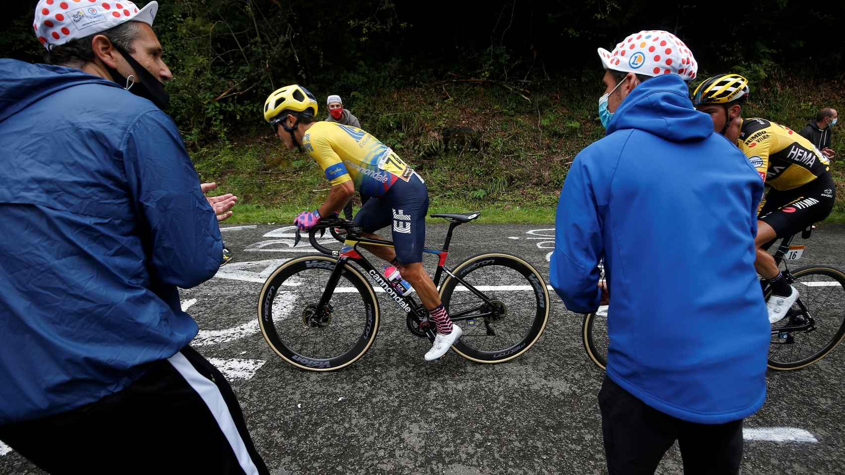Los aficionados animan a Sergio Higuita en el Tour de Francia 2020