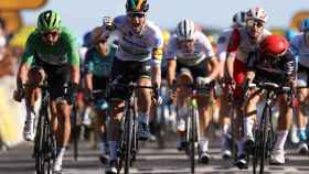 Sam Bennett celebra su triunfo en la décima etapa del Tour de Francia