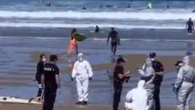 La Ertzaina detiene en la playa a una surfista con la Covid-19 por saltarse la cuarentena