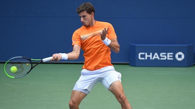 Carreño, golpeando una derecha ante Djokovic.