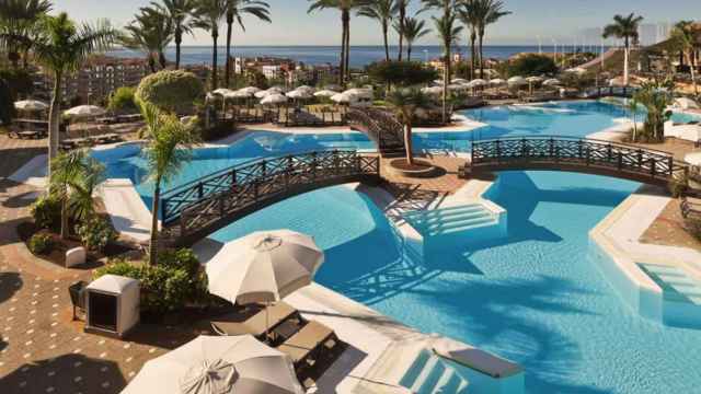 División entre las grandes hoteleras por los vetos a Canarias: Riu cierra 8 hoteles y Meliá y Barceló aguantan