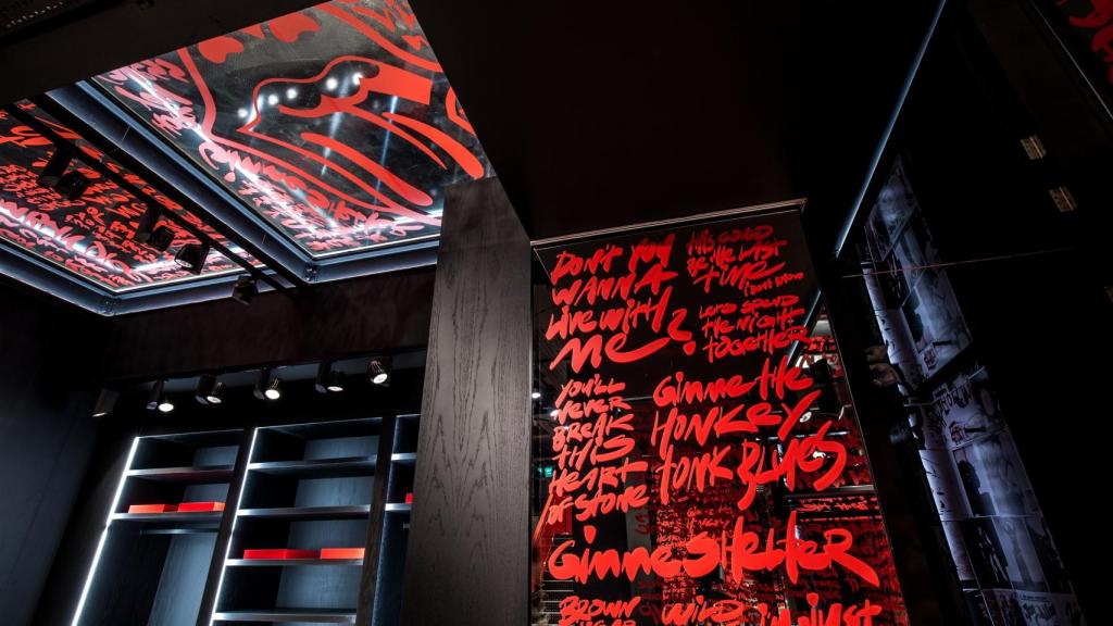 Las letras de canciones míticas de la banda decoran las paredes de la tienda.