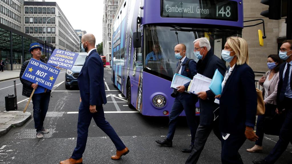 El negociador de la UE, Michel Barnier, y su equipo, este miércoles camino de una reunión en Westminster