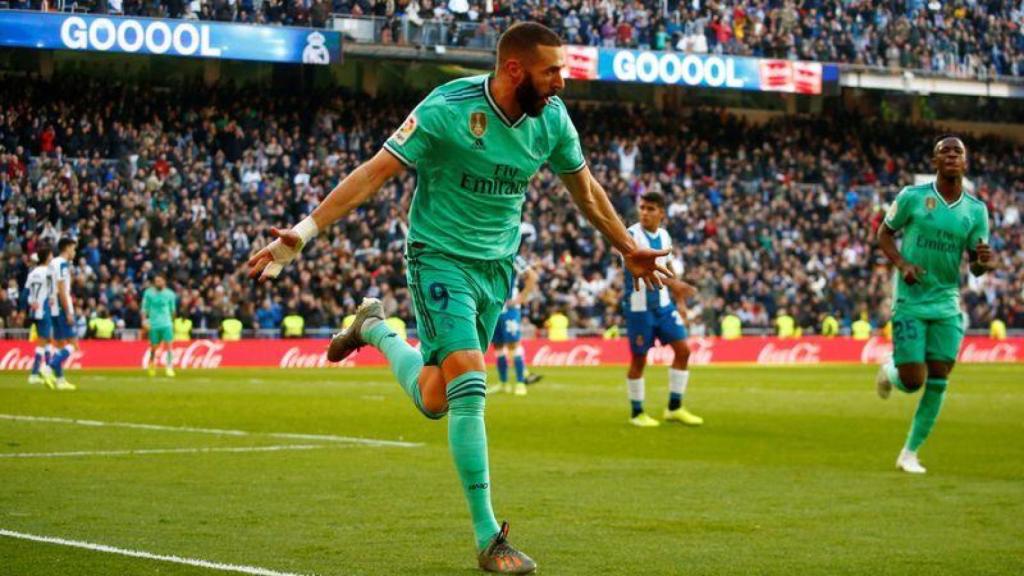 Benzema celebra un gol con el Real Madrid