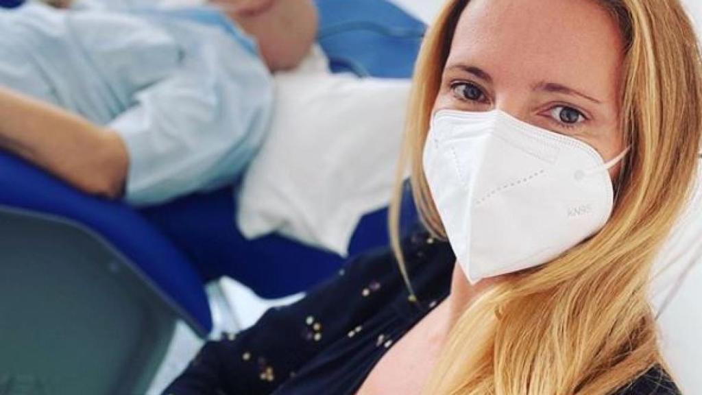 Paula Vázquez en el hospital junto a su padre en una imagen de sus redes sociales.