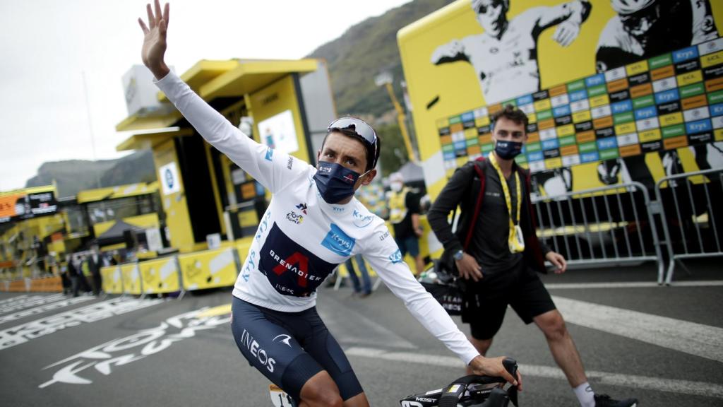 Egan Bernal salud a la afición