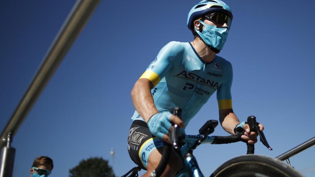 Miguel Ángel López antes de una etapa del Tour de Francia