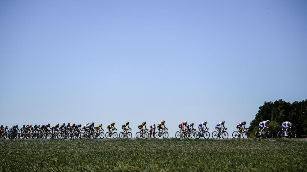 Deceuninck tira del pelotón en el Tour