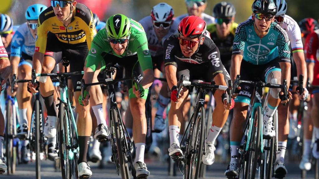 Caleb Ewan se impone en un apretado sprint