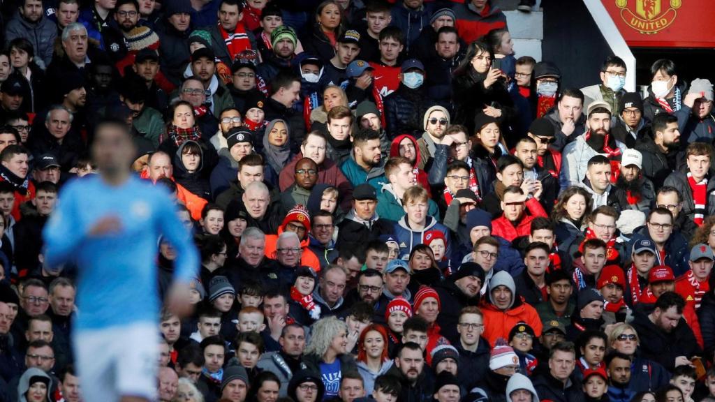 La afición del Manchester United animando durante el derbi contra el City