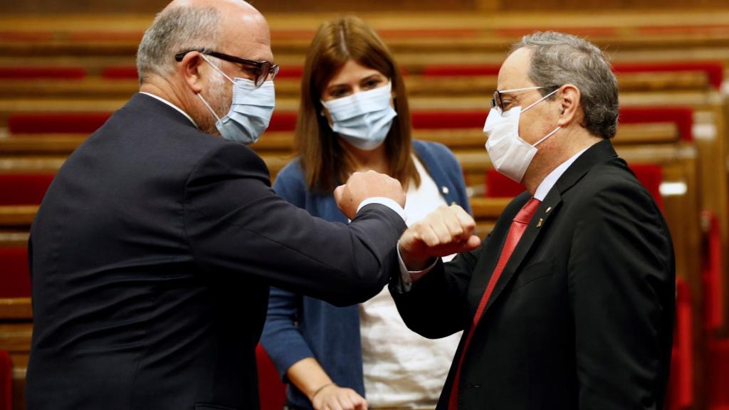 Quim Torra saluda al portavoz de JxCat, Eduard Pujol, a su llegada al Parlament.