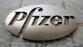 Logo de Pfizer en un edificio de la compañía.