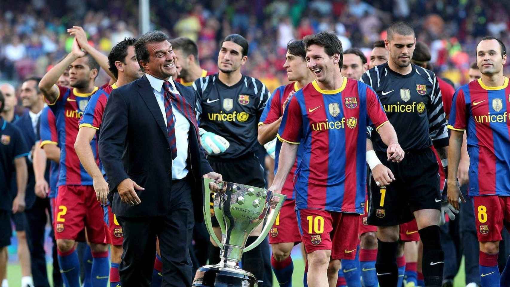 Leo Messi y Víctor Valdés celebrando una Liga del Barça