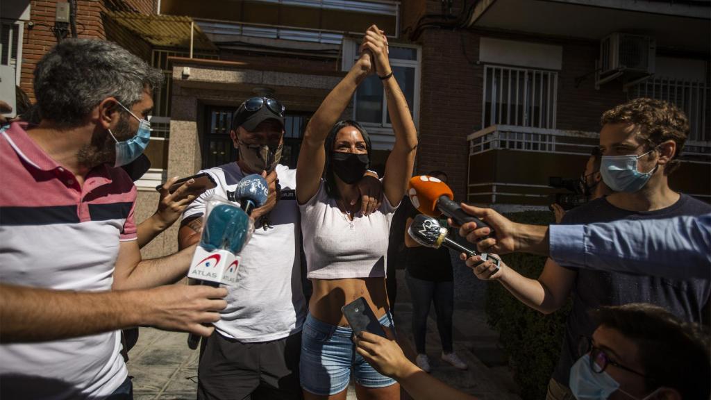 Rosana, hija de Pilar, y su pareja, Juanjo, tras la última negociación con la 'okupa' Rosa.