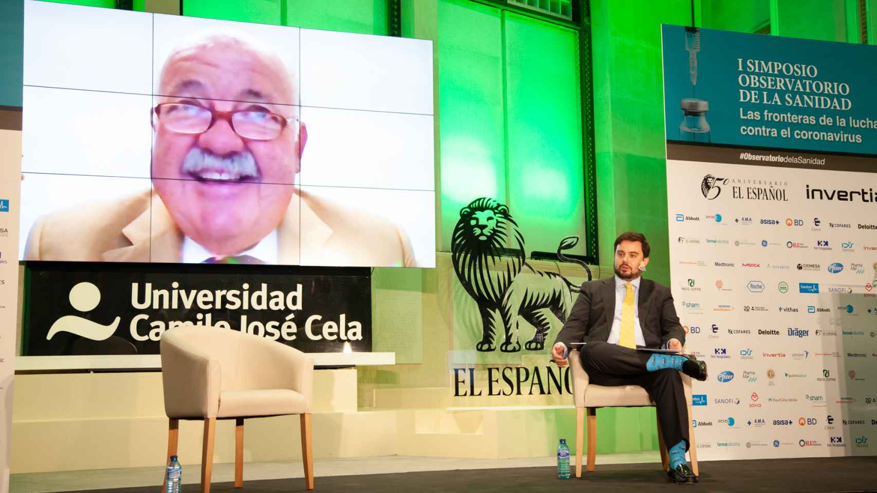 El consejero de Salud de Andalucía, Jesús Aguirre, y el redactor jefe de Invertia, Arturo Criado.
