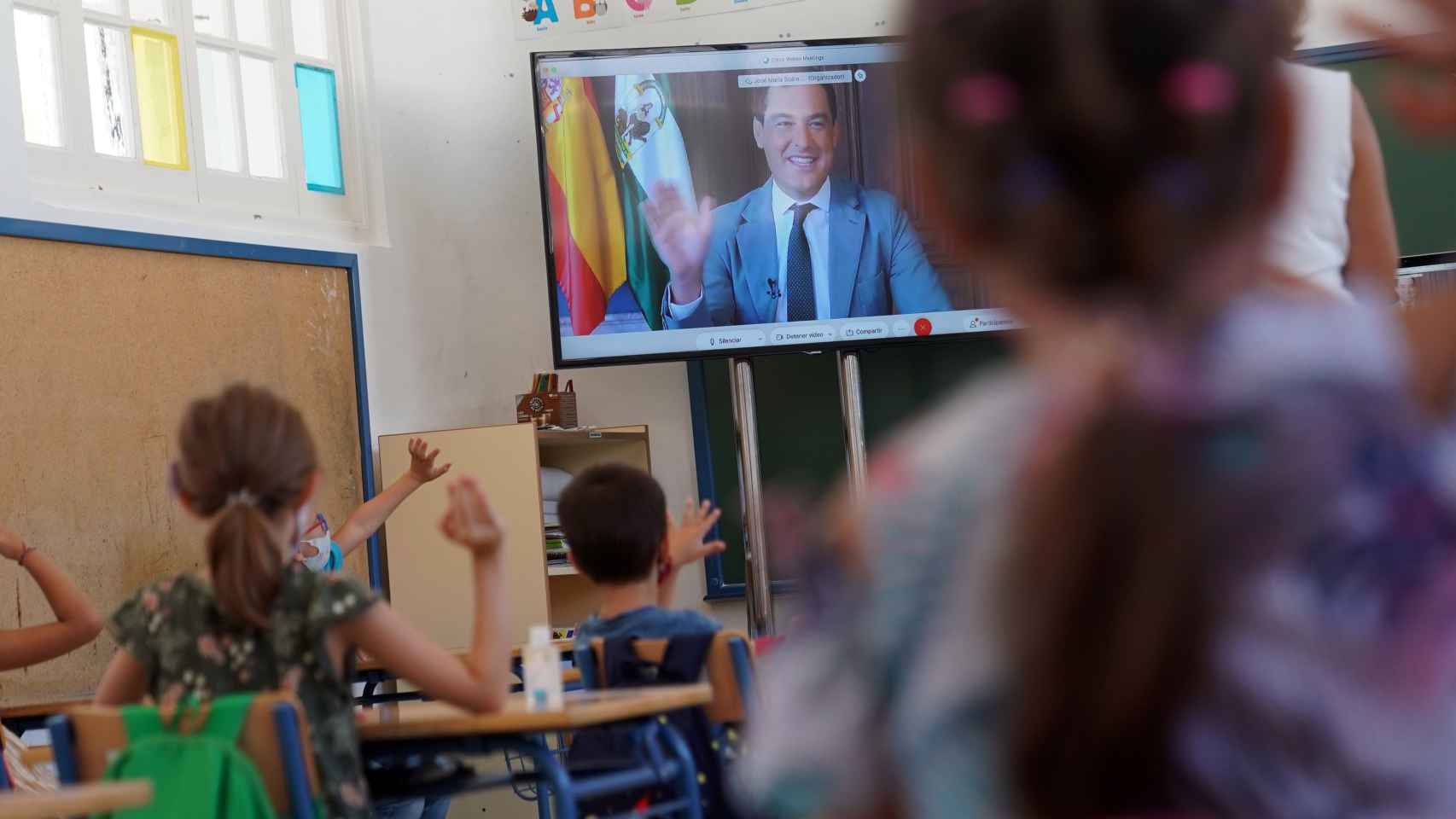 El presidente de la Junta de Andalucía, Juanma Moreno, conecta telemáticamente con un aula.