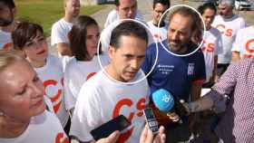 José Luis Paradas Romero atiende a los medios con Juan Cassá (camiseta azul)