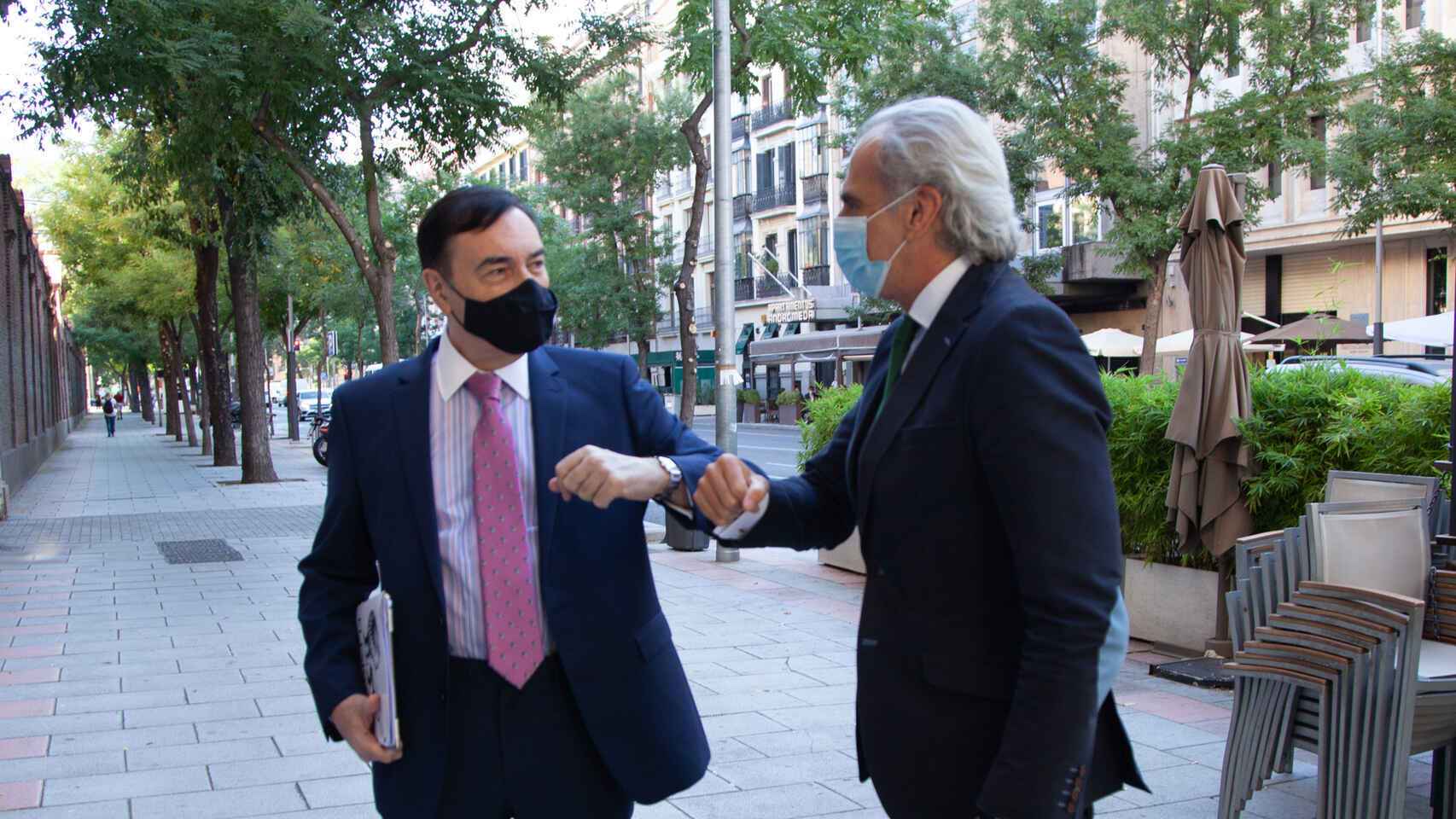 El director de EL ESPAÑOL, Pedro J. Ramírez, saluda al consejero de Sanidad de la Comunidad de Madrid, Enrique Ruiz Escudero.