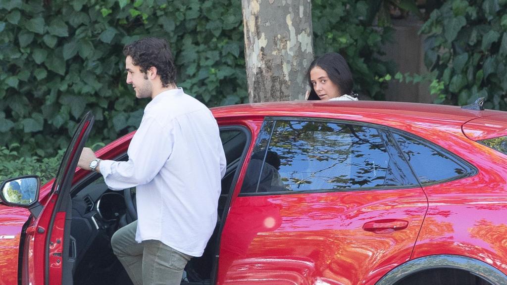 Momento en el que Felipe Juan Froilán se sube al coche junto con Victoria Federica.
