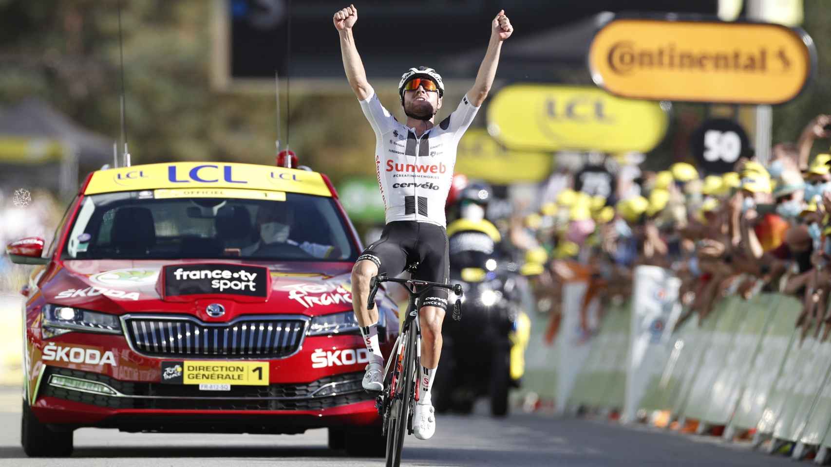 Marc Hirschi celebra su victoria en la etapa 12 del Tour de Francia