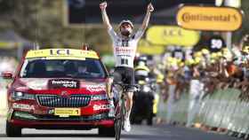 Marc Hirschi celebra su victoria en la etapa 12 del Tour de Francia