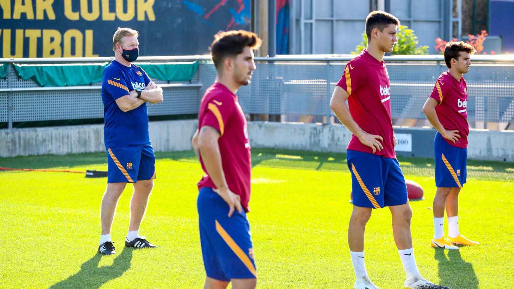 Koeman junto a sus jugadores en un entrenamiento del FC Barcelona