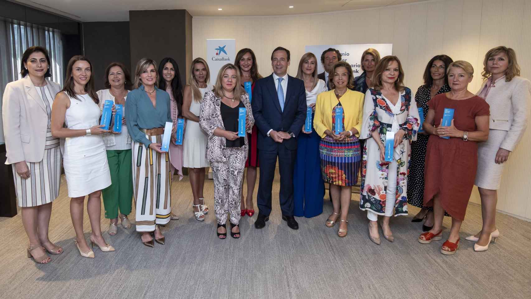 Gonzalo Gortázar, consejero delegado de CaixaBank, y las ganadoras territoriales de los Premios Mujer Empresaria CaixaBank 2019.