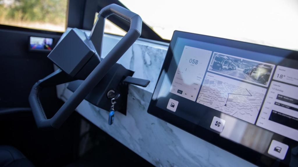 Interior de la réplica del Tesla Cybertruck.