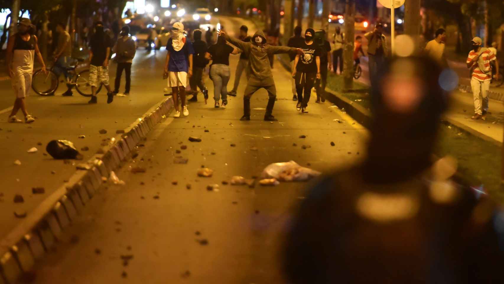 Enfrentamiento entre los manifestantes y la policía en Bogotá.