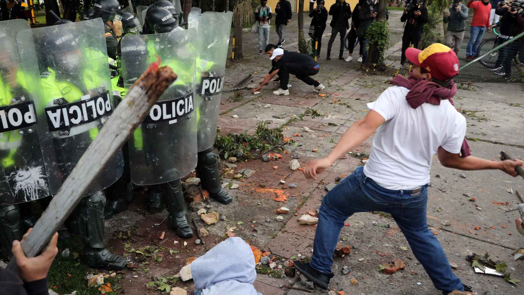 Manifestantes lanzan objetos contundentes contra los antidisturbios en Bogotá.