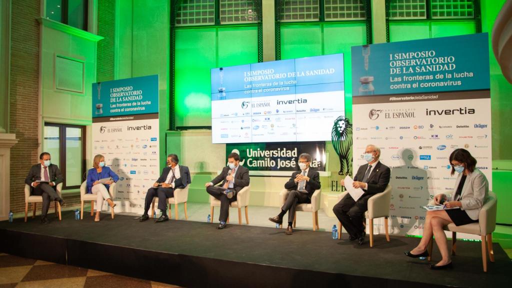 Juan Pedro Rísquez, vicepresidente del Consejo General de Farmacéuticos; Margarita Alfonsel, secretaria general de Fenin; Juan Abarca, presidente del IDIS; Arturo Criado, redactor jefe de Invertia; Humberto Arnés, director general de Farmindustria; Serafín Romero, presidente de la Organización Médica Colegial, y Pilar Aparicio, directora general de Salud Pública del Ministerio de Sanidad.